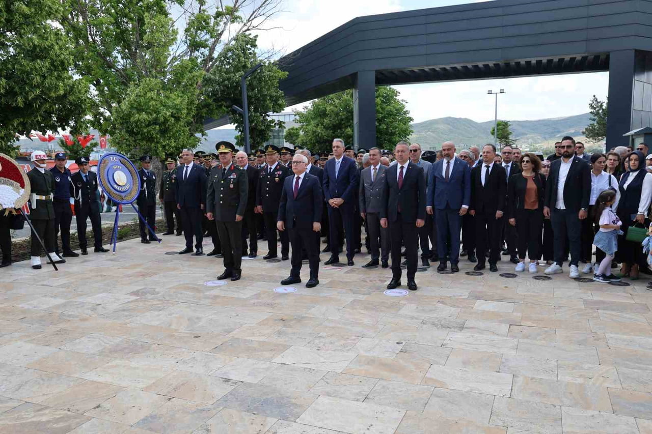 ATATÜRK'ÜN SİVAS'A İLK GELİŞİNİN 107'NCİ YIL DÖNÜMÜ, İLK ADIM ANITI'NDA DÜZENLENEN TÖRENLE...