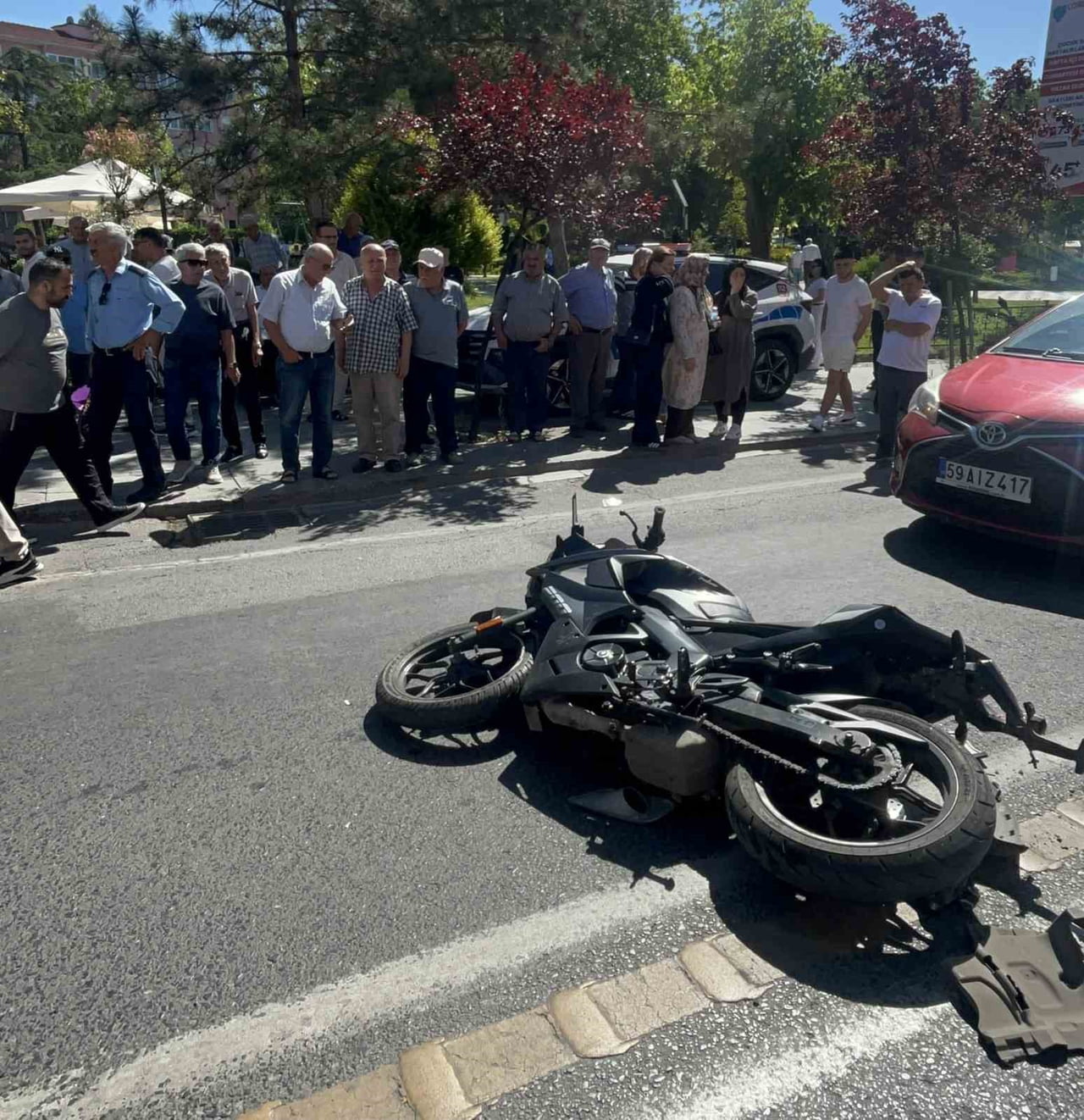 ATATÜRK MEYDANI İSTİKAMETİNDEN ESKİ İTFAİYE YÖNÜNE SEYREDEN İ.O.'NUN KULLANDIĞI MOTOSİKLET...