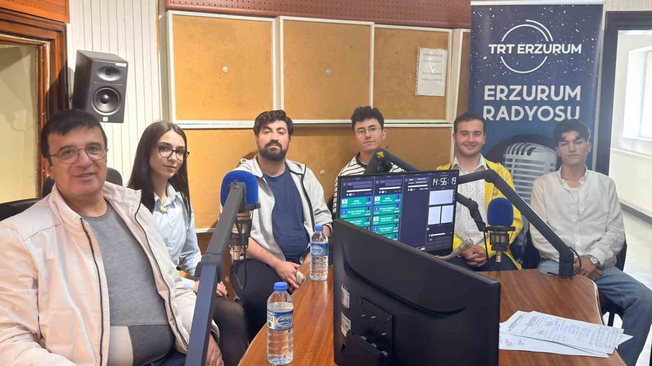 ATATÜRK ÜNİVERSİTESİ’NDE SAHNELENEN "SON HASAT" TİYATRO OYUNUNUN EKİBİ, TRT ERZURUM RADYOSU’NDA...