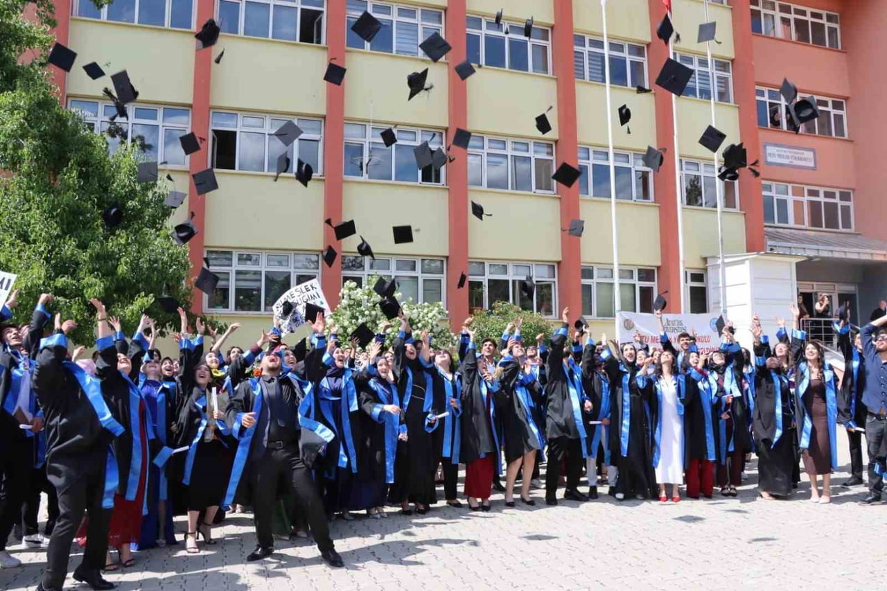 ATATÜRK ÜNİVERSİTESİ OLTU MESLEK YÜKSEKOKULU'NDA 2025-2026 EĞİTİM-ÖĞRETİM YILI MEZUNİYET TÖRENİ...