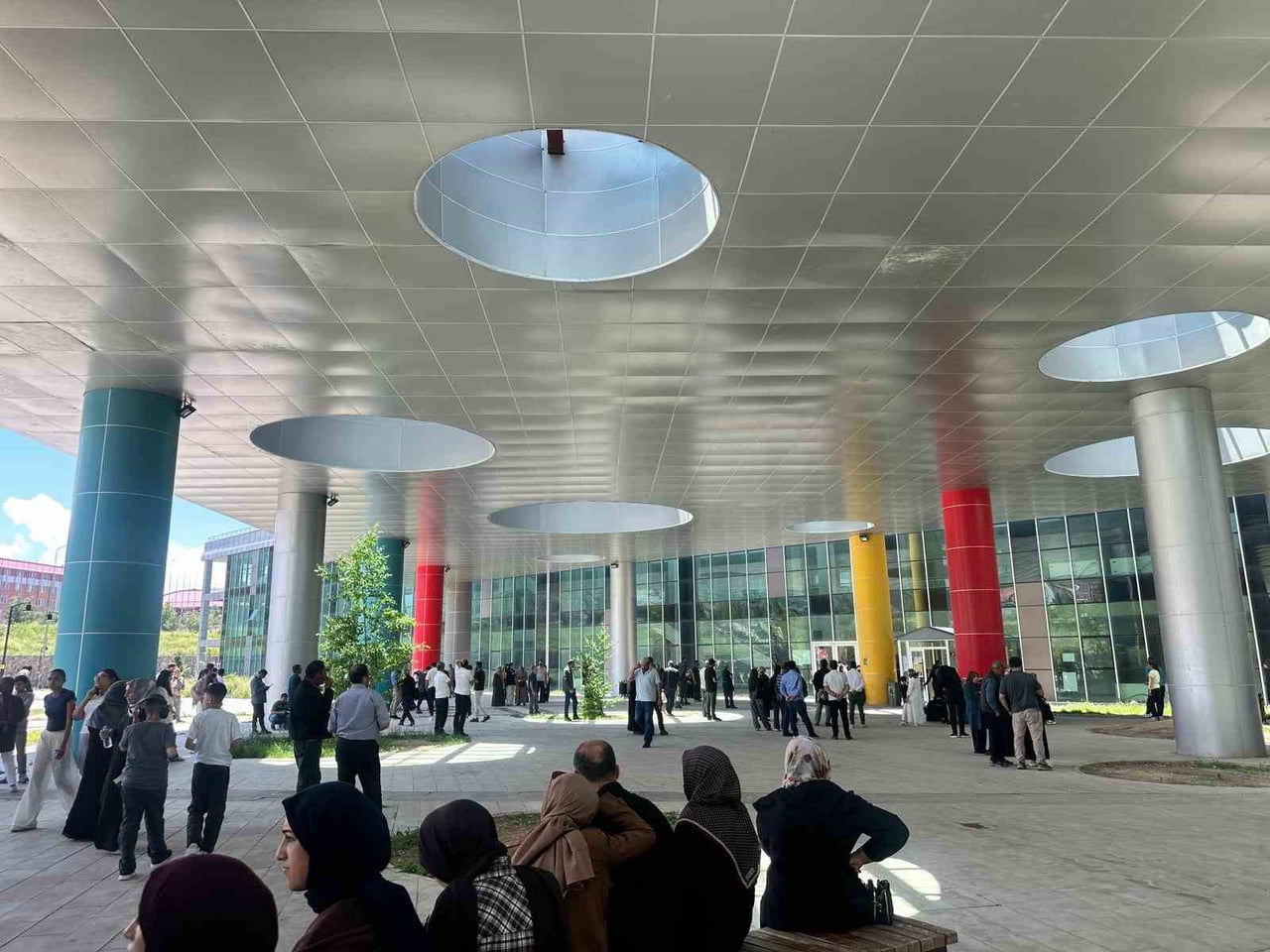 ATATÜRK ÜNİVERSİTESİ YERLEŞKESİNDEKİ SINAV MERKEZLERİNDE SON DAKİKA HAREKETLİLİĞİ DİKKAT...