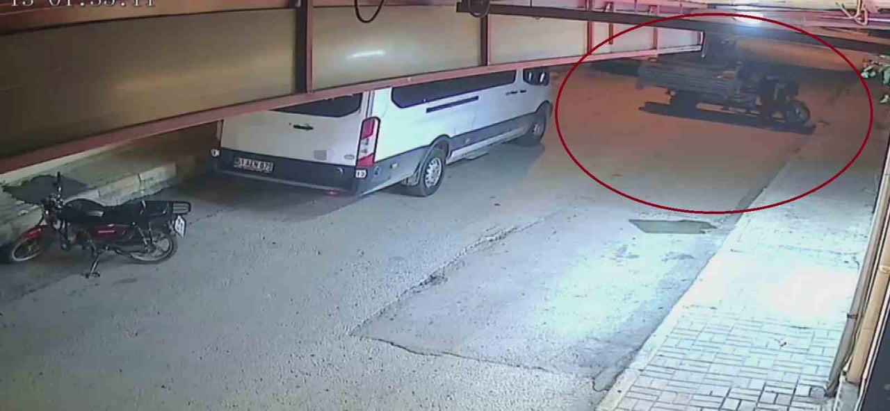 ATAY'IN REYHANLI İLÇESİNDE BALIKÇI ESNAF ABDURREZZAK ÖZBEK’E AİT MOTOSİKLET, İŞ YERİNİN ÖNÜNDEN...