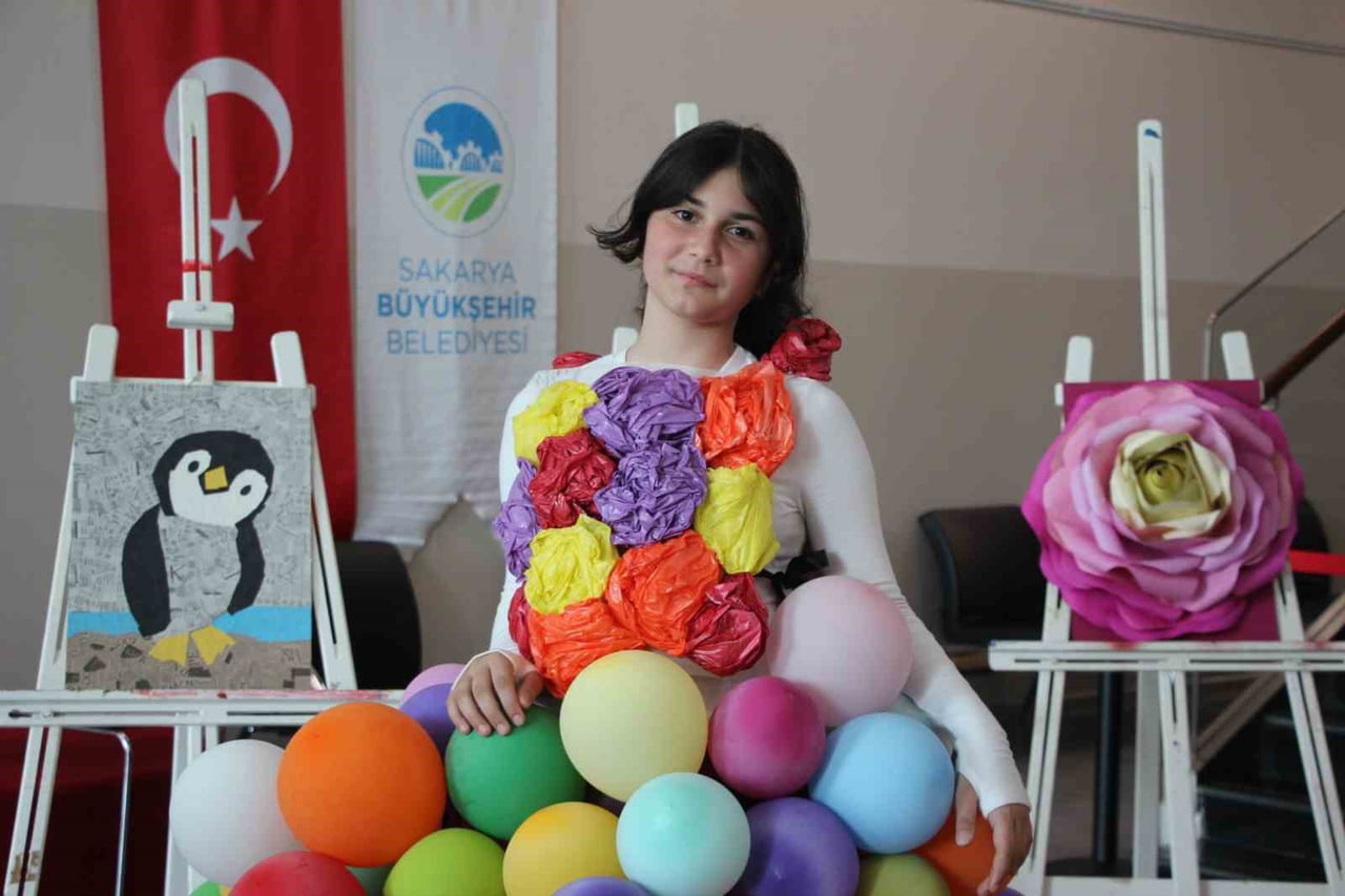 ATIK MALZEMELERDEN TASARLANAN KIYAFETLERİN VE ESERLERİN SERGİLENDİĞİ ETKİNLİK İZLEYİCİLERDEN İLGİ...
