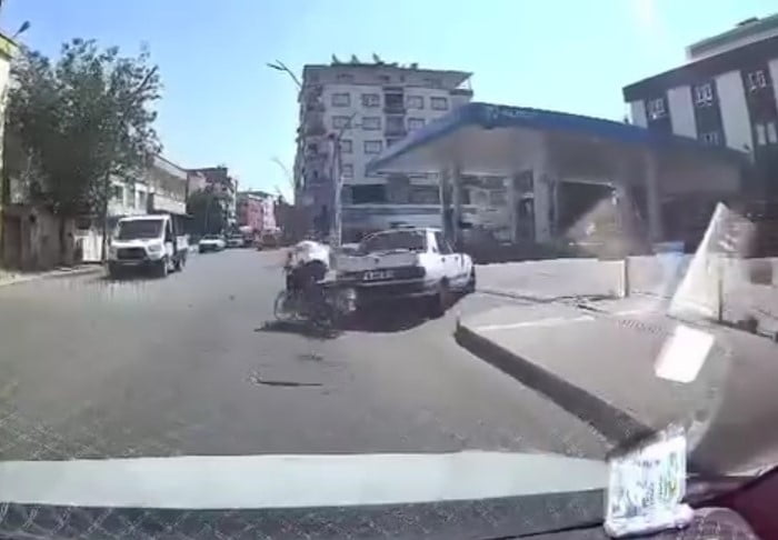 ATMAN'DA MOTOSİKLETİN OTOMOBİLE ÇARPMA ANI ARAÇ KAMERASINCA KAYDEDİLDİ.