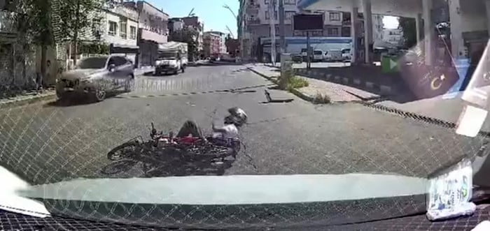 ATMAN'DA MOTOSİKLETİN OTOMOBİLE ÇARPMA ANI ARAÇ KAMERASINCA KAYDEDİLDİ.