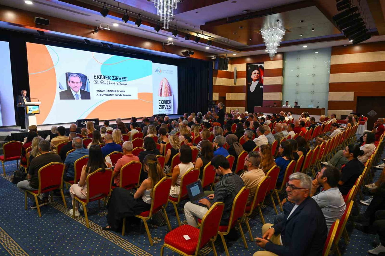 ATSO EV SAHİPLİĞİNDE DÜZENLENEN EKMEK ZİRVENE SEKTÖR TEMSİLCİLERİ, AKADEMİSYENLER VE ÇOK SAYIDA...