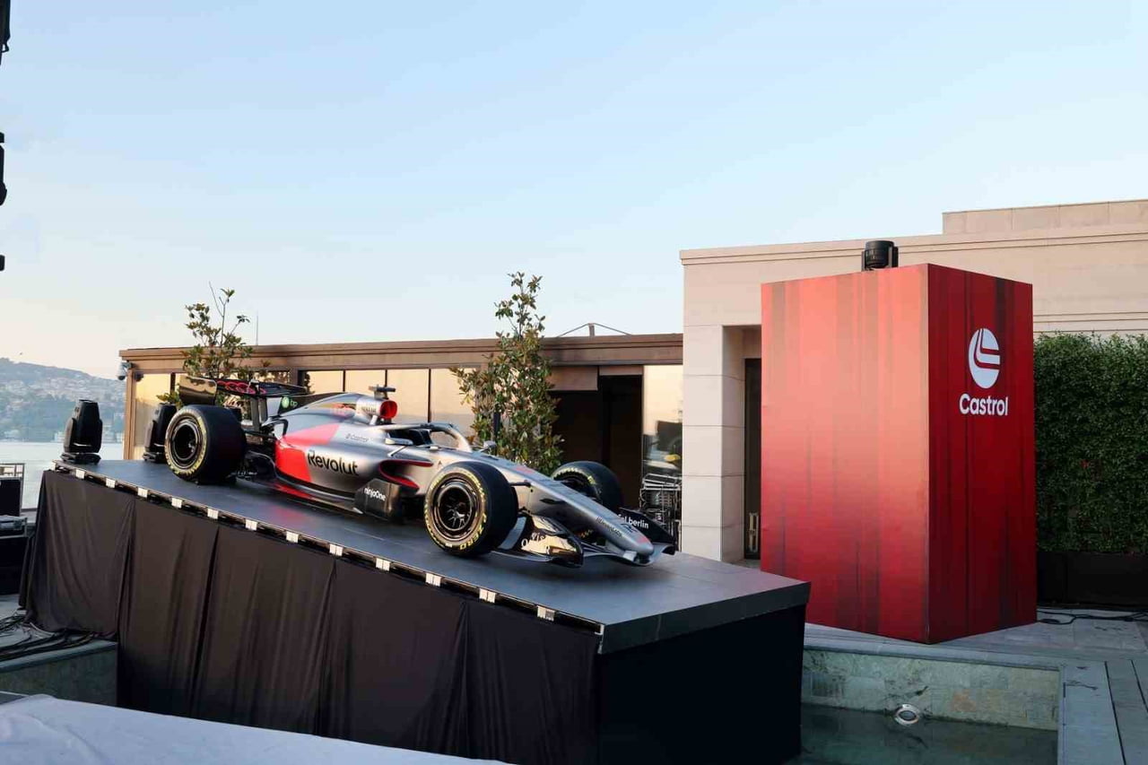 AUDİ’NİN FORMULA 1’DEKİ YENİ DÖNEMİNİ TEMSİL EDEN AUDİ R26 SHOWCAR, AUDİ VE  CASTROL İŞ BİRLİĞİYLE...