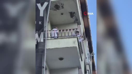 Avcılar'da 4 katlı binanın 2'nci katına çıkan şahıs yürekleri ağza getirdi