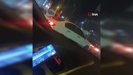 Avcılar'da direksiyon hakimiyetini kaybeden sürücü yol üstündeki restorana böyle daldı