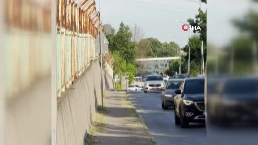 Avcılar'da polis uygulamasını gören servis sürücüsü aracını bırakıp koşarak böyle kaçmaya...