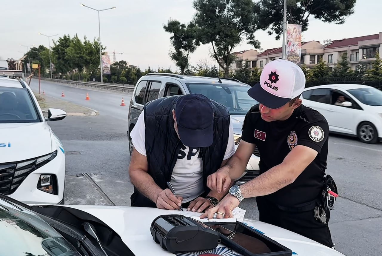 AVCILAR'DA POLİSİN DUR İHTARINA UYMAYIP KAÇAN SÜRÜCÜ YAKALANDI. EHLİYETSİZ SÜRÜCÜYE TOPLAMDA 503...