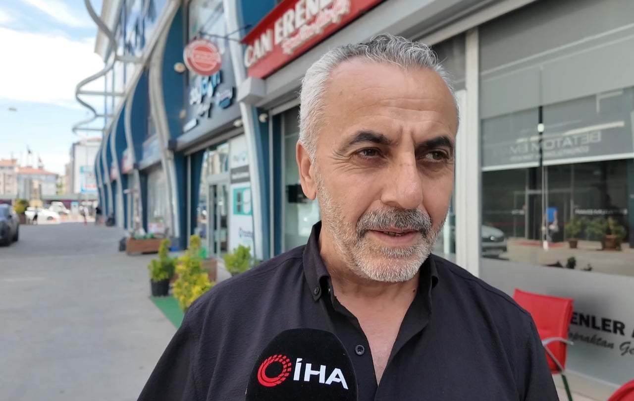 AVCILAR’DA SABAH SAATLERİNDE YAYA OLARAK İŞE GİDEN SAFFET GÜMÜŞ İSİMLİ VATANDAŞ KÖPEKLERİN...