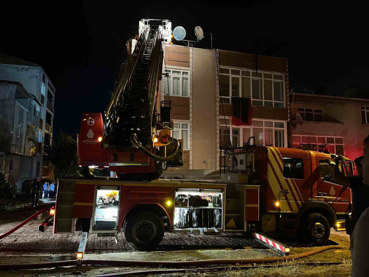 AVCILAR’DA ÜÇ KATLI BİNANIN ÇATISI ALEV ALEV YANDI