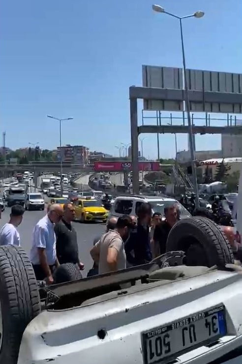 AVCILAR E-5 KARAYOLU'NDA DİREKSİYON HAKİMİYETİNİ KAYBEDEN SÜRÜCÜ ANA YOLDAN YAN YOLA UÇTU