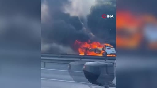 Avcılar TEM Otoyolu’nda alev alev yanan otomobil kullanılamaz hale geldi