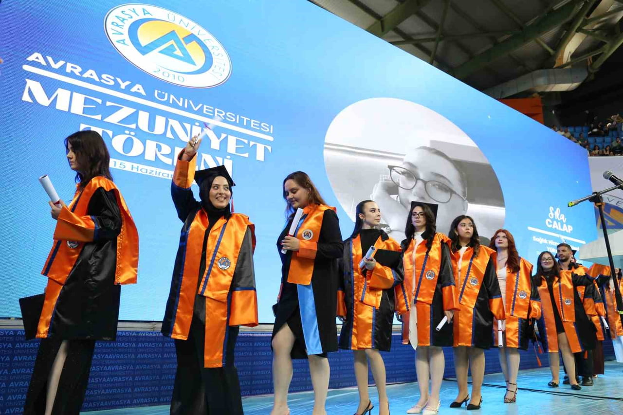 AVRASYA ÜNİVERSİTESİ, 2025-2026 AKADEMİK YILI MEZUNİYET TÖRENİ HAYRİ GÜR SPOR SALONU’NDA...