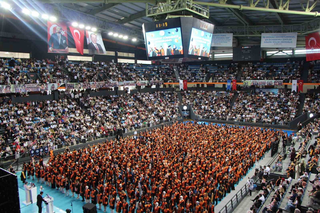 AVRASYA ÜNİVERSİTESİ, 2025-2026 AKADEMİK YILI MEZUNİYET TÖRENİ HAYRİ GÜR SPOR SALONU’NDA...
