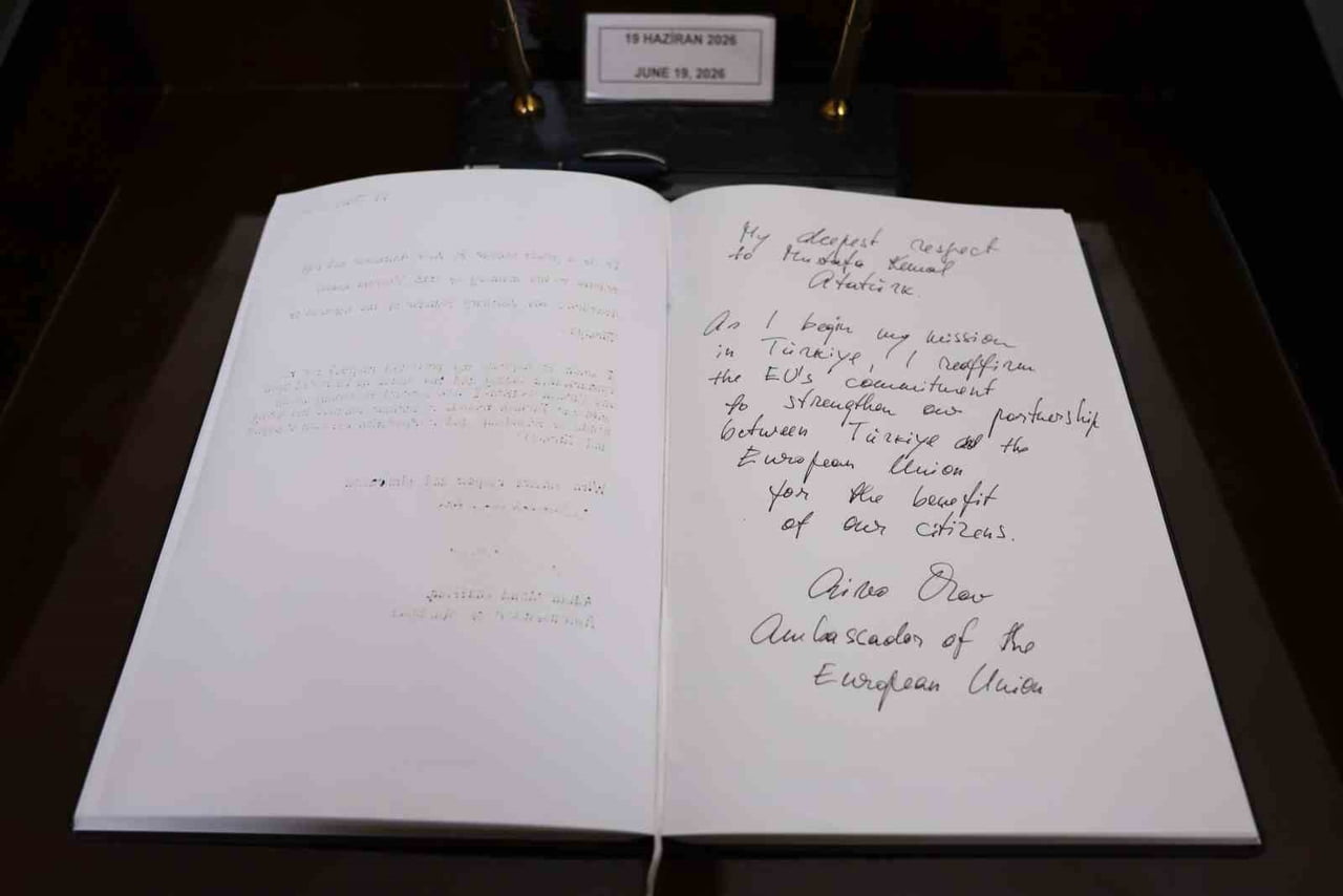AVRUPA BİRLİĞİ (AB) BÜYÜKELÇİSİ AİVO ORAV, ANITKABİR'İ ZİYARET EDEREK MUSTAFA KEMAL ATATÜRK’ÜN...