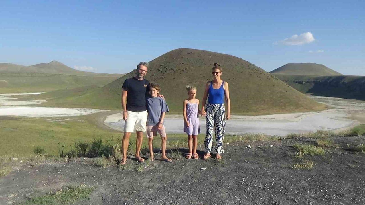 AVUSTURYA'DAN 6 AY ÖNCE YOLA ÇIKAN VE KARAVANLARIYLA SEYAHAT EDEN HOLLANDALI AİLE, KONYA'NIN...