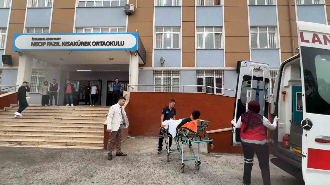 AYAĞI KIRIK ÖĞRENCİ AMBULANSLA SINAVA ULAŞTIRILDI