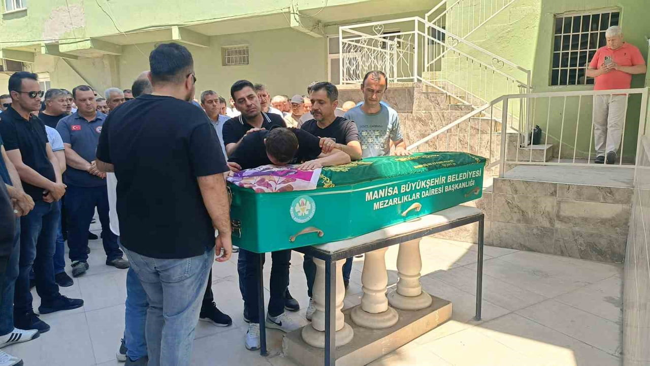 AYAKTA DURMAKTA GÜÇLÜK ÇEKEN BABA OSMAN EYİOL (50) VE ANNE ZÜLFİYE EYİOL (44), YAKINLARININ...