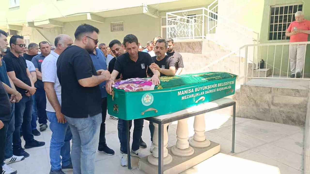 AYAKTA DURMAKTA GÜÇLÜK ÇEKEN BABA OSMAN EYİOL (50) VE ANNE ZÜLFİYE EYİOL (44), YAKINLARININ...