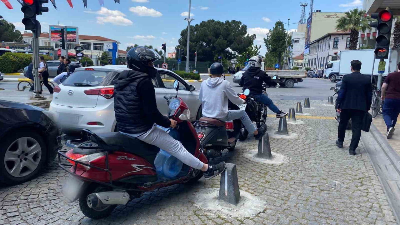 AYDIN'DA HER GEÇEN GÜN ARTAN ARAÇ SAYISI VE YOĞUNLAŞAN TRAFİK VATANDAŞLARI ALTERNATİF ULAŞIM...