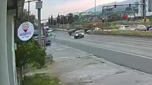 Aydın'da şaşkına çeviren kaza kamerada: Traktör römorkundaki balyalar yol kenarındaki adamın...