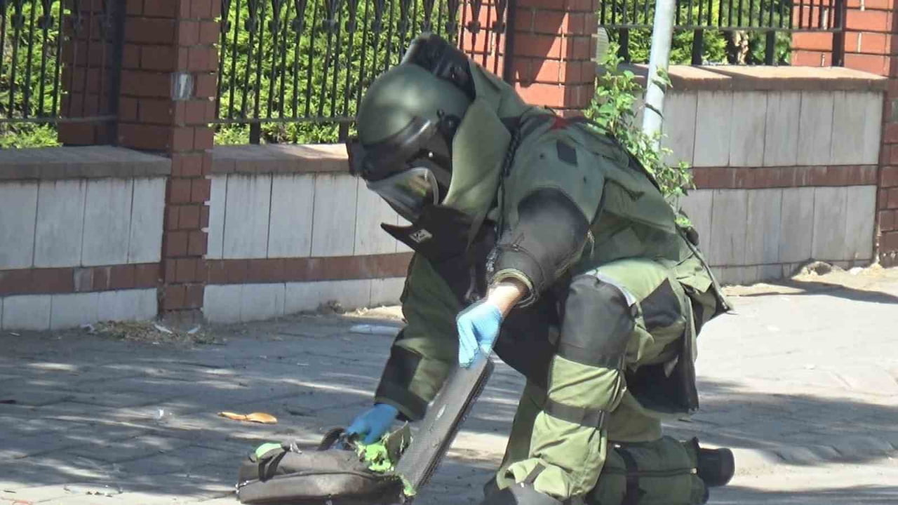 AYDIN'IN EFELER İLÇESİNDE KALDIRIMIN KENARINA BIRAKILAN ŞÜPHELİ ÇANTASI EKİPLERİ ALARMA GEÇİRDİ...