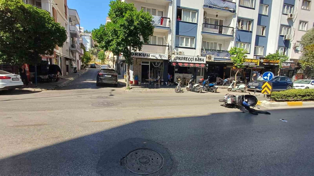 AYDIN'IN EFELER İLÇESİNDE OTOMOBİL İLE MOTOSİKLETİN ÇARPIŞMASI SONUCU MEYDANA GELEN KAZADA BİR...