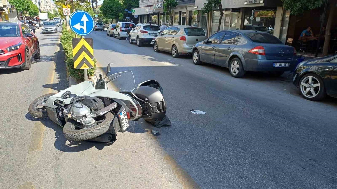 AYDIN'IN EFELER İLÇESİNDE OTOMOBİL İLE MOTOSİKLETİN ÇARPIŞMASI SONUCU MEYDANA GELEN KAZADA BİR...