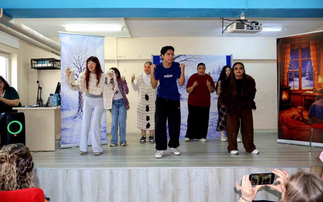 AYDIN'IN EFELER İLÇESİNDE SAHNELENEN GEZİCİ TİYATRO "KAR ADAM" OYUNUYLA, İLKOKUL ÖĞRENCİLERİNE HEM...