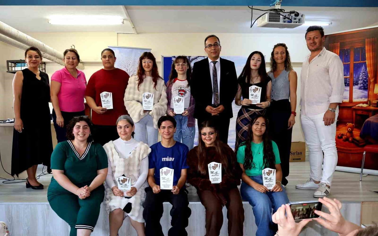 AYDIN'IN EFELER İLÇESİNDE SAHNELENEN GEZİCİ TİYATRO "KAR ADAM" OYUNUYLA, İLKOKUL ÖĞRENCİLERİNE HEM...