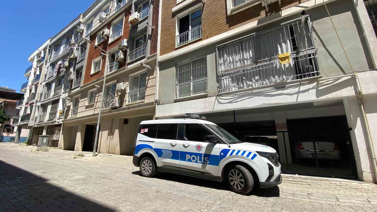 AYDIN'IN EFELER İLÇESİNDE TORUNU İLE BİRLİKTE YAŞAYAN YAŞLI KADIN EVDE ÖLÜ OLARAK BULUNDU.