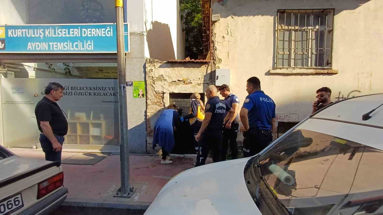 AYDIN'IN EFELER İLÇESİNDE YOĞUN DUMAN İHBARI İTFAİYE EKİPLERİNİ HAREKETE GEÇİRİRKEN, EVİN BAHÇE...