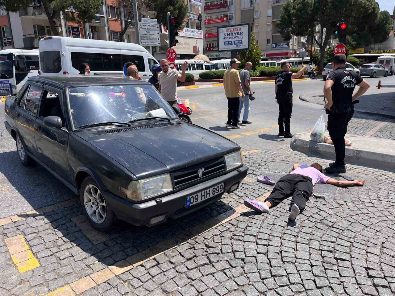 AYDIN'IN EFELER İLÇESİNDE YOLUN KARŞISINA GEÇMEK İSTEYEN KADIN, OTOMOBİLİN ÇARPMASI SONUCU...