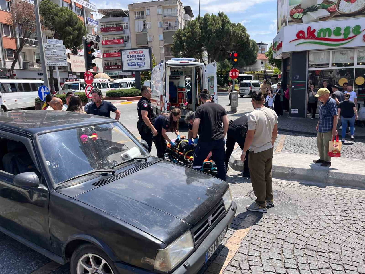 AYDIN'IN EFELER İLÇESİNDE YOLUN KARŞISINA GEÇMEK İSTEYEN KADIN, OTOMOBİLİN ÇARPMASI SONUCU...