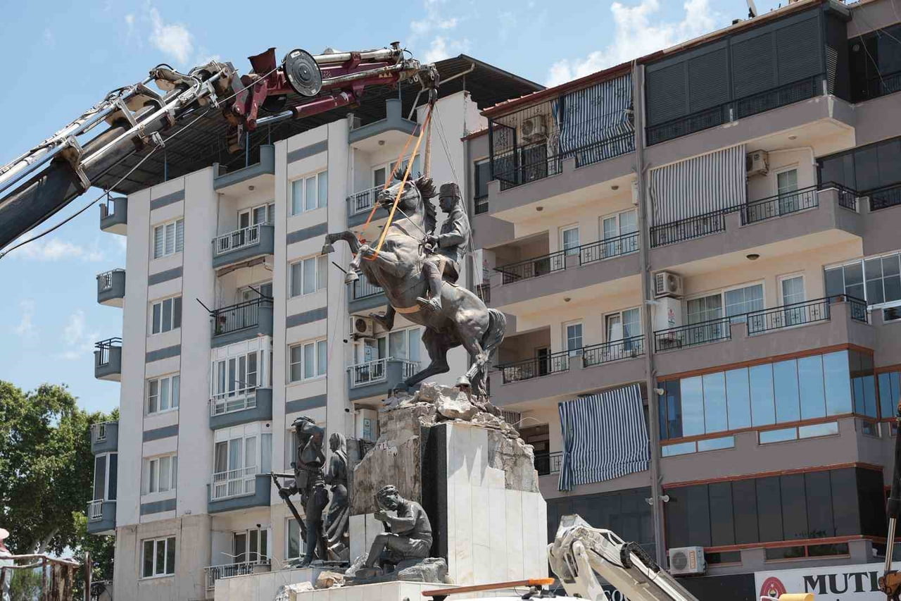 AYDIN'IN İNCİRLİOVA İLÇESİNDE YÜRÜTÜLEN CUMHURİYET MEYDANI PROJESİ KAPSAMINDA MEYDANDA BULUNAN...
