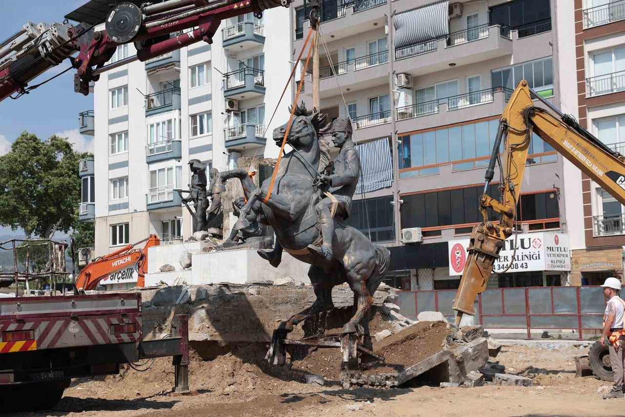 AYDIN'IN İNCİRLİOVA İLÇESİNDE YÜRÜTÜLEN CUMHURİYET MEYDANI PROJESİ KAPSAMINDA MEYDANDA BULUNAN...