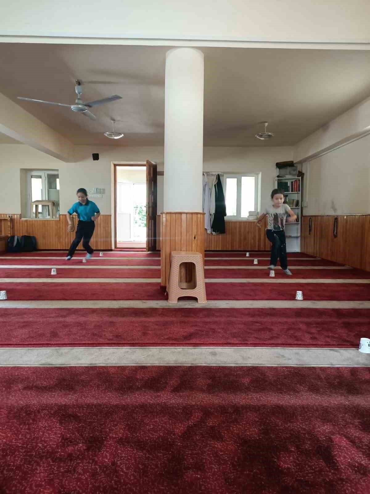 AYDIN'IN KOÇARLI İLÇESİNDE ÇEDES PROJESİ KAPSAMINDA CAMİYİ ZİYARET EDEN İLKOKUL ÖĞRENCİLERİ...