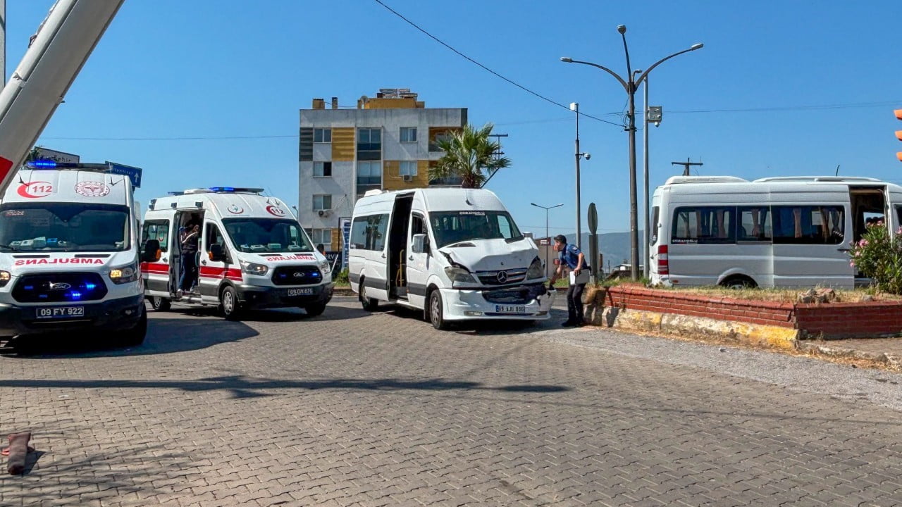 AYDIN'IN KÖŞK İLÇESİNDE ÖĞRENCİLERİ TAŞIYAN 2 OKUL SERVİSİ İLE OTOMOBİLİN ÇARPIŞMASI SONUCU...