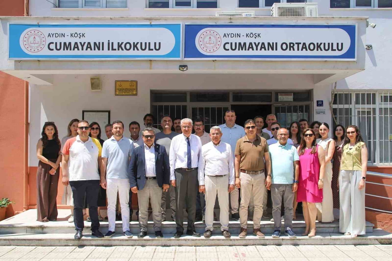 AYDIN'IN KÖŞK İLÇESİNDE ORTAOKUL ÖĞRENCİLERİ YIL SONU SERGİSİNDE ESERLERİNİ GÖRÜCÜYE ÇIKARIRKEN...