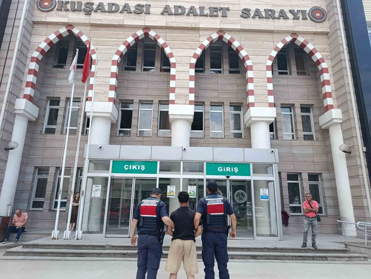 AYDIN'IN KUŞADASI İLÇESİ AÇIKLARINDA JET-SKİ İLE KAÇMAYA ÇALIŞAN VE MİLLİ PARK KIYISINDAN ORMANLIK...