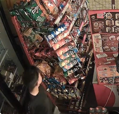 AYDIN'IN KUŞADASI İLÇESİNDE GECE SAATLERİNDE BİR MARKETE GİREN ÇOCUK YAŞTAKİ 2 ŞÜPHELİ, YAKLAŞIK...