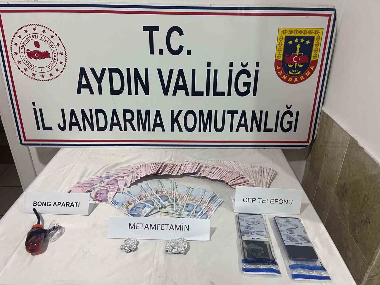 AYDIN'IN NAZİLLİ İLÇESİNDE UYUŞTURUCU MADDE SATIŞI YAPTIĞI SIRADA SUÇÜSTÜ YAKALANAN ŞÜPHELİ...
