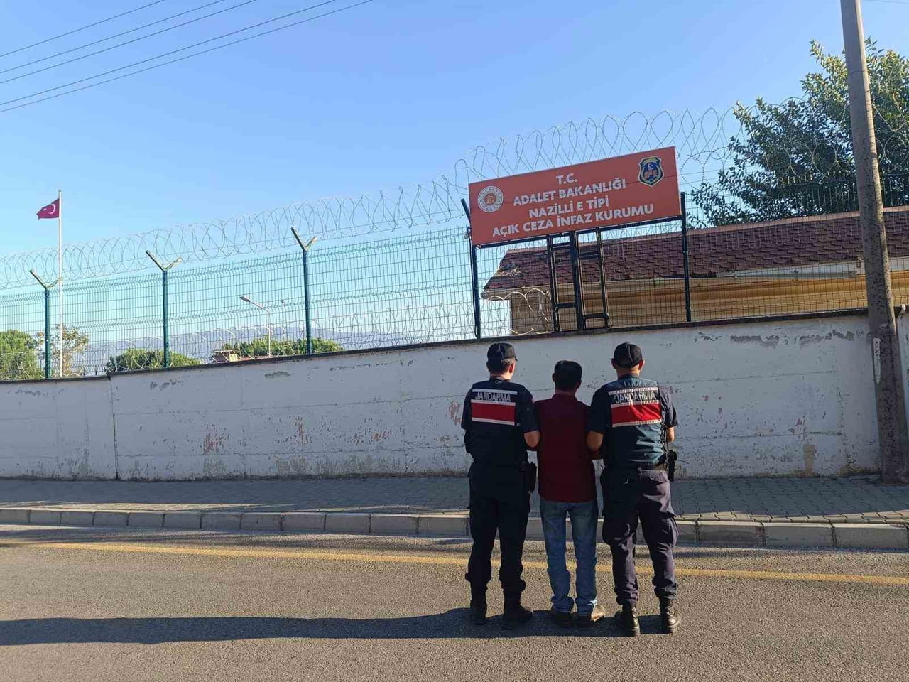 AYDIN'IN NAZİLLİ İLÇESİNDE YAĞMA SUÇUNDAN ARANAN ŞAHIS KISKIVRAK YAKALANDI.