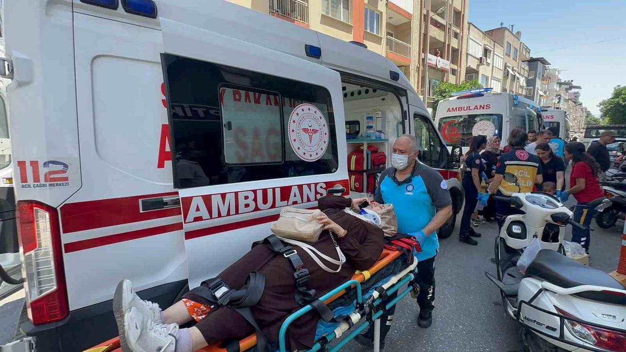 AYDIN'IN NAZİLLİ İLÇESİNDE YAYA GEÇİDİNDEN GEÇEN ANNE VE 3 ÇOCUĞA ÇARPMAMAK İÇİN FREN YAPAN...