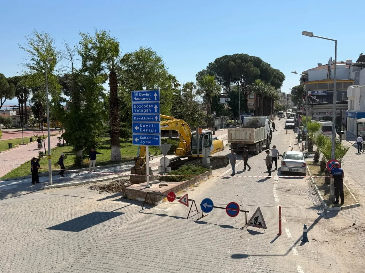 AYDIN'IN YENİPAZAR İLÇESİNDE ANA GİRİŞ YOLLARINDA BAŞLATILAN SICAK ASFALT ÇALIŞMALARI SÜRERKEN...