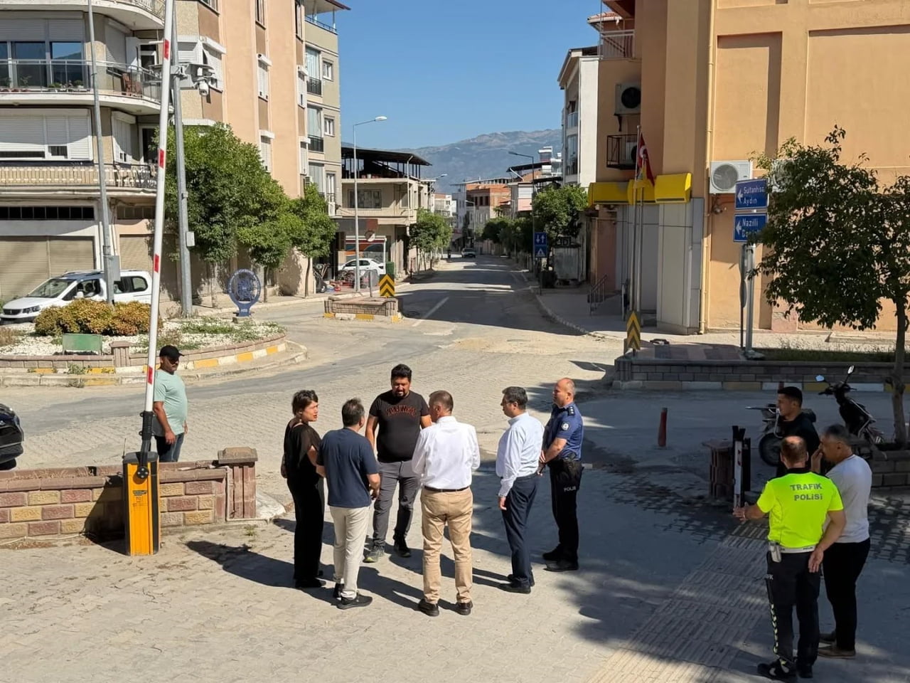 AYDIN'IN YENİPAZAR İLÇESİNİN GİRİŞ YOLLARINDA ASFALTLAMA ÇALIŞMALARININ BAŞLADIĞINI DUYURAN...