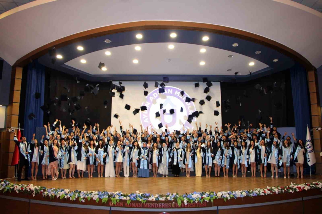 AYDIN ADNAN MENDERES ÜNİVERSİTESİ (ADÜ) DİŞ HEKİMLİĞİ FAKÜLTESİ 2025-2026 AKADEMİK YILI MEZUNİYET...